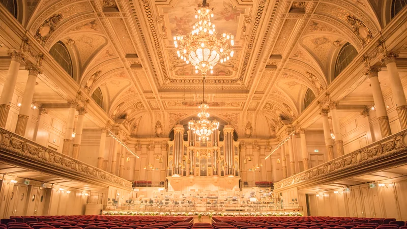 Fotografija: Tonhalle s starimi orglami, ki jih zdaj vozijo v Koper. FOTO: Francesca Camilla Bruno