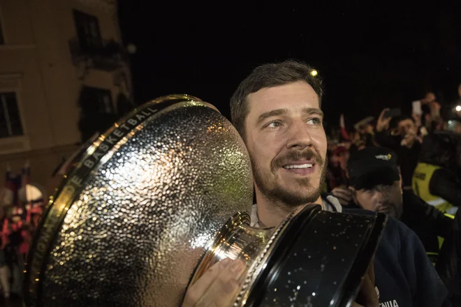Kolikšna bi bila ustrezna nagrada za Gorana Dragića, ki v ZDA zasluži 207.000 dolarjev na tekmo?