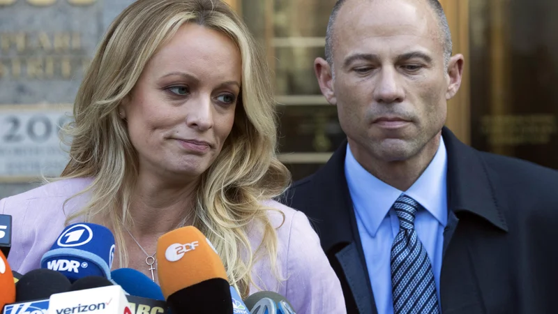 Fotografija: Stormy Daniels z odvetnikom Michaelom Avenattijem FOTO: Mary Altaffer/AP