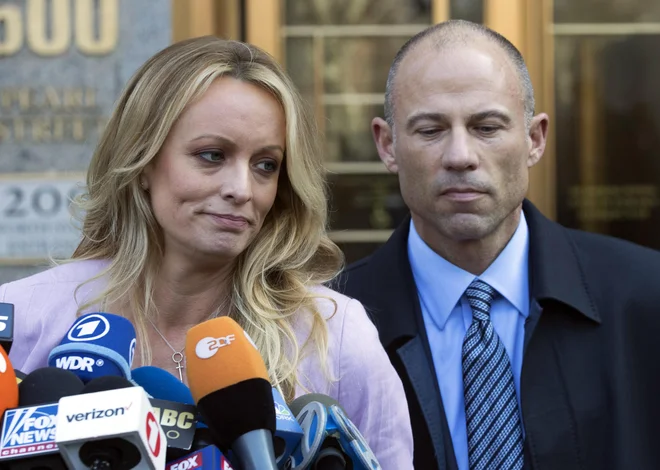 Stormy Daniels z odvetnikom Michaelom Avenattijem FOTO: Mary Altaffer/AP