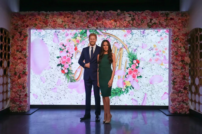 V londonskem muzeju lutk Madame Tussauds so postavili na ogled voščeni lutki britanskega princa Harryja in njegove bodoče žene Meghan Markle. Poroka leta bo 19. maja v gradu Windsor.&nbsp;FOTO: Daniel Leal-Olivas/AFP