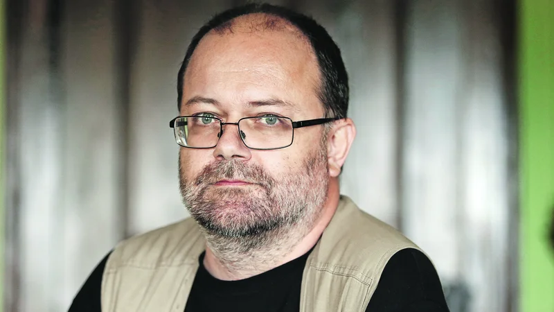 Fotografija: Skubic svojo satiro o amaterjih zgodovinarjih, ki se začne med drugo vojno, raztegne sedem desetletij v prihodnost. FOTO: Jože Suhadolnik/Delo