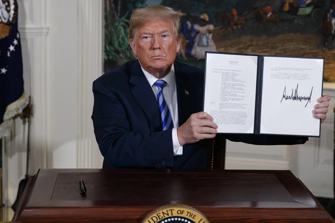 Pričakovano nepričakovana odločitev ameriškega predsednika, da ZDA ne bodo več upoštevale jedrskega sporazuma z Iranom, je kar velika zaušnica evropskim partnerjem, ki so si več tednov prizadevali Trumpa odvrniti od takšnega koraka. FOTO: Evan Vucci/AP