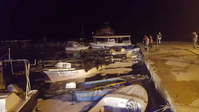 V mestnem pristanišču v Svetem Filipu in Jakovu nedalec od Zadra je v torek zgodaj zjutraj zaradi tehnicne okvare na plovilu slovenskega drzavljana zgorelo sedem plovil. FOTO: Hina