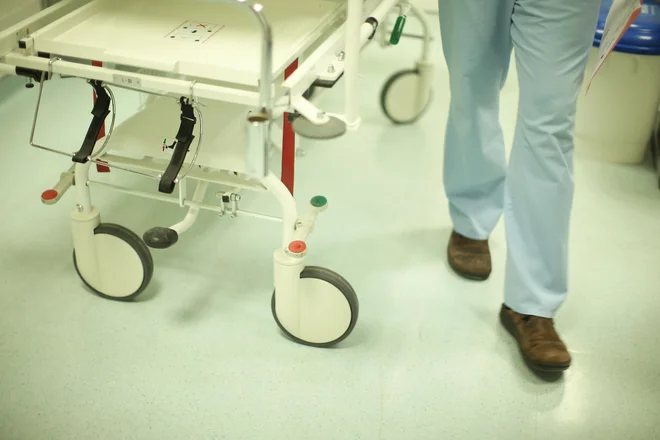 Alopatski zdravnik, ki mu bom zaupala, se bo zavedal prednosti in omejitev svoje medicine. Ne bo po medijih vsak teden strašil z melodramami o boleznih, ki žrejo naše otroke. In grozil, da nam jih bo pobral. FOTO: Jure Eržen/delo/