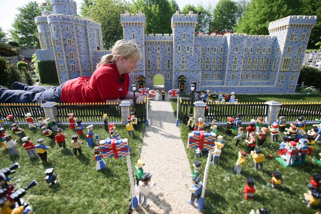 V Legolandu v Windsorju so iz skoraj 40.000 kock sestavili Windsorski grad. FOTO: Daniel Leal-olivas/Afp