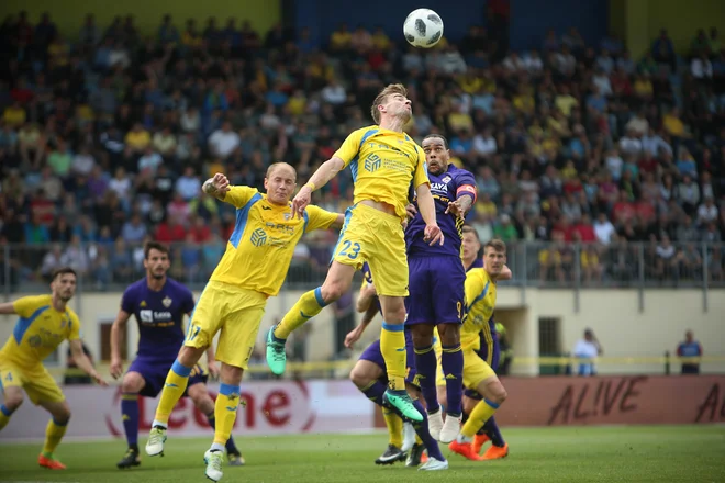 Derbi ni dal zmagovalca. Foto Jure Eržen/Delo