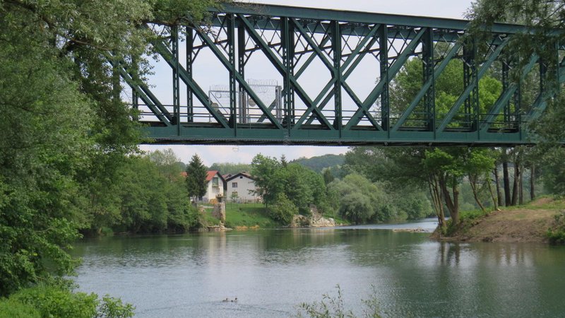 Fotografija: Železniški most v Rosalnicah je služil tudi ilegalnim prehodom, a so nanj varnostni organi le pritrdili vrata. FOTO: Bojan Rajšek