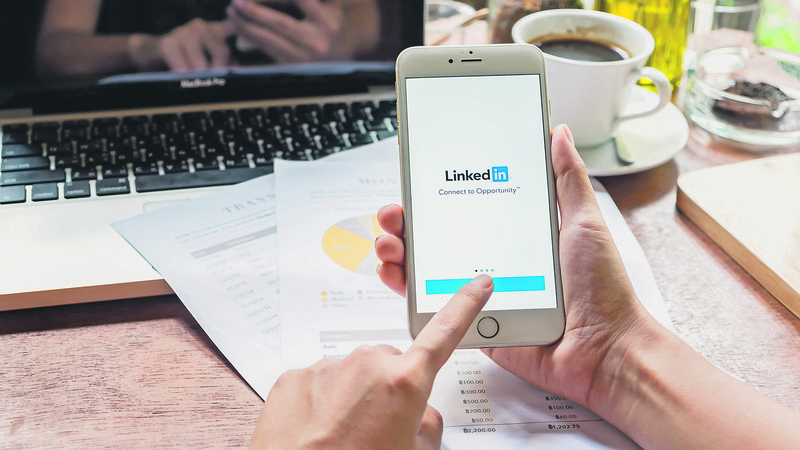 Fotografija: S profilom na linkedinu podjetja lažje iščejo kadre, lahko pa je tudi orodje za sledenje trendom v panogah. FOTO Shutterstock