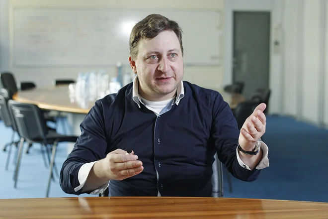Blaž Mrevlje si je resda pridobil neprecenljive izkušnje, kako dragim dobaviteljem stopiti na prste, a le te verjetno ne bodo zadostovale za zasedbo delovnega mesta. Ali pač? FOTO: Leon Vidic/Delo