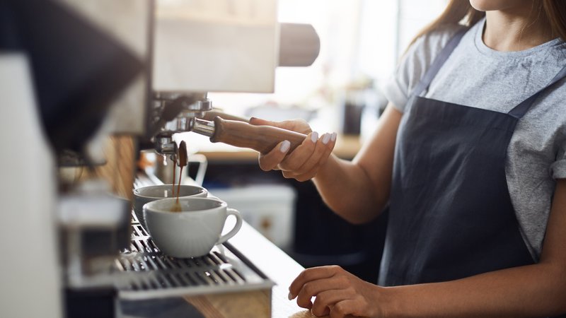 Fotografija: Dokler nam bo kavo postregel razočaran študent, zaposlen kot prekarec, je blaginja le navidezna. FOTO: Shutterstock
