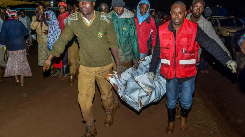 Fotografija: Popustil je jez Patel pri kraju Solai, ki leži 190 kilometrov severozahodno od Nairobija. FOTO: AFP