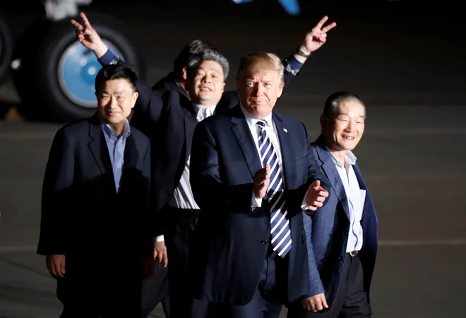 Donald Trump skupaj z Kim Dong Čulom, Kim Hak Songom in Tonyjem Kimom FOTO: Jim Bourg/Reuters