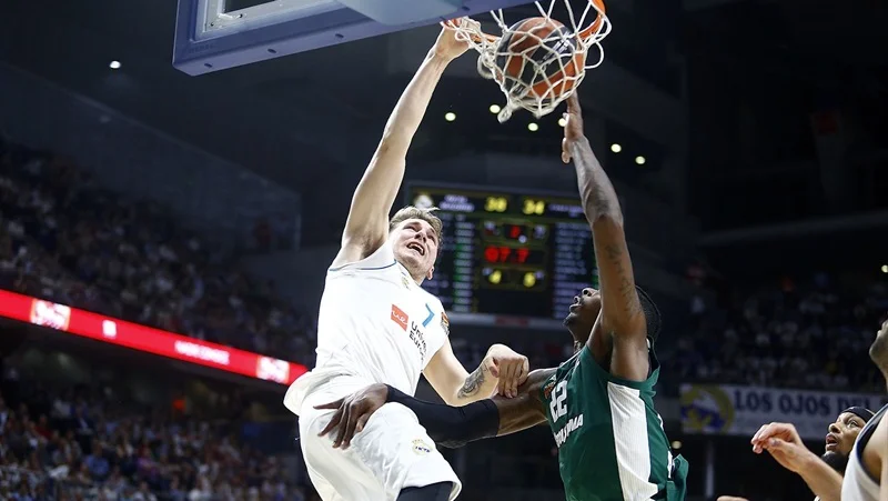 Fotografija: Luka Dončić je v petek blestel z zabijanji, tokrat pa z asistencami. Foto: Euroleague FOTO: Euroleague