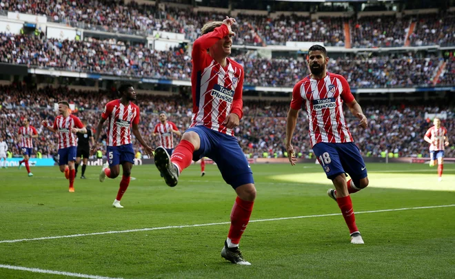 Antoine Griezmann pri veselju ob zadetkih oponaša enega od junakov iz videoigre Fortnite. FOTO: Reuters
