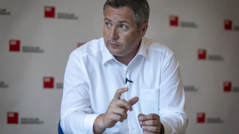 Fotografija: Predsednik stranke SD Dejan Židan napoveduje, da v primeru zmage ljudi ni treba biti strah, da bodo zamenjani, ker jih je imenoval nekdo drug. FOTO: Voranc Vogel/Delo