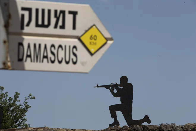 60 km do Damaska. Smerokaz na Golanskem višavju v bližini meje s Sirijo, ki ga je pred leti okupiral Izrael. FOTO: Ariel Schalit/Ap