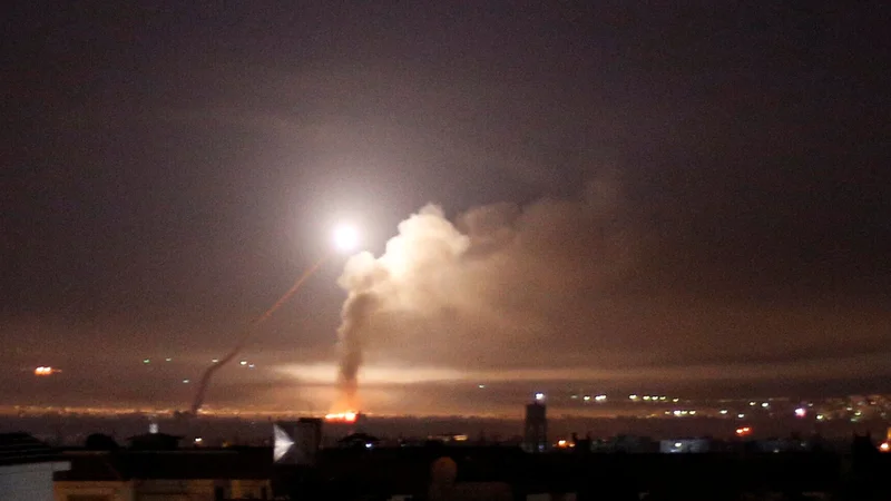 Fotografija: Protiletalska obramba v Damasku. FOTO: Omar Sanadiki/Reuters