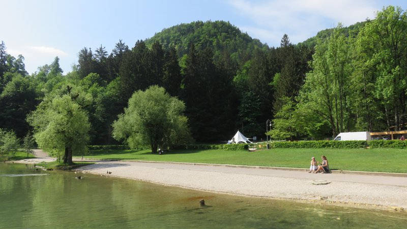 Fotografija: Občina Bled je Savi Turizem zelenico v Veliki Zaki oddala v najem za vsega 2000 evrov na leto. FOTO: Blaž Račič/Delo