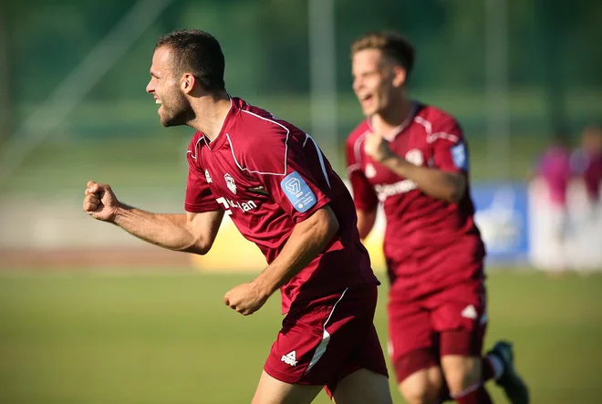 Matej Poplatnik je bil tokrat v vlogi podajalca. FOTO: Jure Eržen/Delo