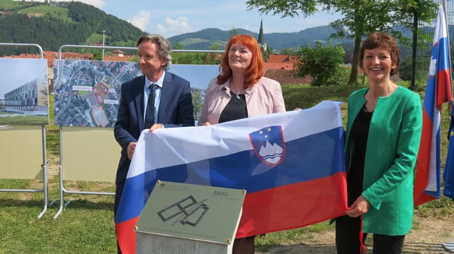 Odkritje temeljnega kamna: slovenjgraški župan Andrej Čas, direktorica šolskega centra Gabrijela Kotnik in ministrica Maja Makovec Brenčič. FOTO: Mateja Kotnik