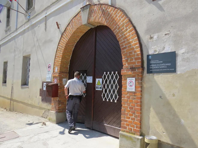 V dotrajanem ižanskem gradu, ki ga nameravajo temeljito obnoviti, zdaj v nemogočih razmerah prebiva 86 zapornic. FOTO: Bojan Rajšek