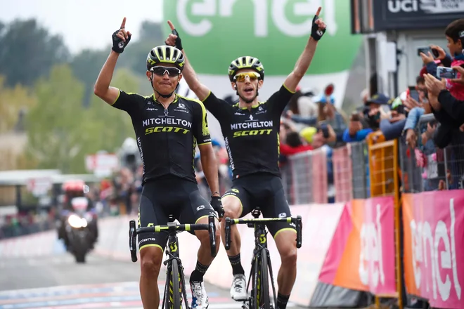 Esteban Chaves (levo) in Simon Yates sta dosegla prvo dvojno ekipno zmago na Giru po letu 2008, ko je to na prelazu Fedaia uspelo Emanueleju Selli in Domenicu Pozzovivu, takrat kolesarjema ekipe CSF Bardiani.&nbsp;FOTO: Luk Benies/Afp