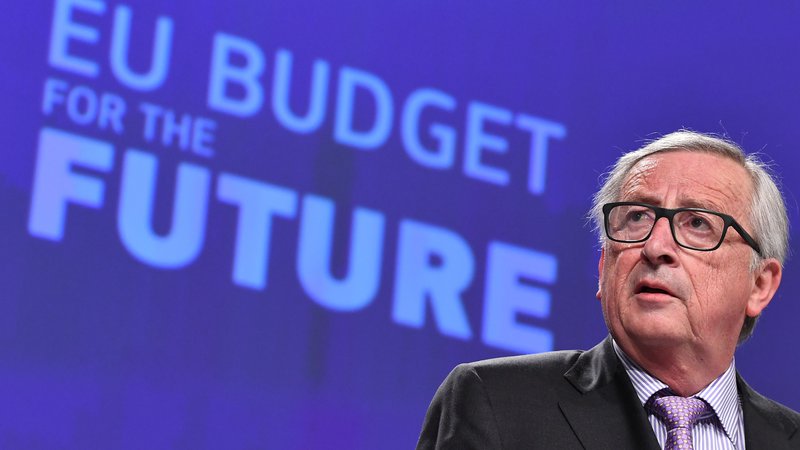 Fotografija: Predsednik evropske komisije Jean-Claude Juncker med predstavljanjem osnutka novega evropskega proračuna pred dnevi v Bruslju. FOTO: AFP