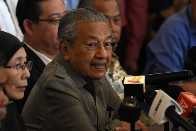 Mahatir Mohamad med novinarsko konferenco po zmagi na volitvah FOTO: AFP