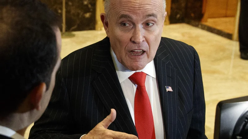 Fotografija: Nekdanji newyorški župan Rudy Giuliani je izgubil službo v pravniški družbi Greenberg Traurig zaradi izjav, ki jih je dajal po medijih v bran svoji novi stranki, predsedniku ZDA Donaldu Trumpu. FOTO: Evan Vucci/AP