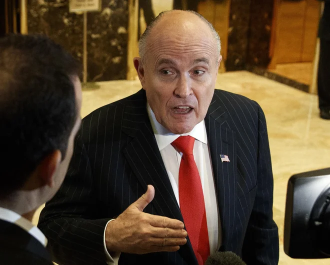 Nekdanji newyorški župan <strong>Rudy Giuliani </strong>je izgubil službo v pravniški družbi Greenberg Traurig zaradi izjav, ki jih je dajal po medijih v bran svoji novi stranki, predsedniku ZDA <strong>Donaldu Trumpu</strong>. FOTO: Evan Vucci/AP