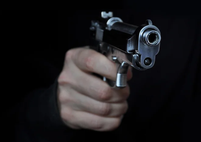 Osemnajstletni Avstrijec je v sredo začel streljati v šoli na severovzhodu Avstrije, švicarski policisti pa so dan kasneje prijeli 19-letnika, še preden mu je uspelo uresničiti svoje grožnje. FOTO: Nixki/Getty Images/Istockphoto