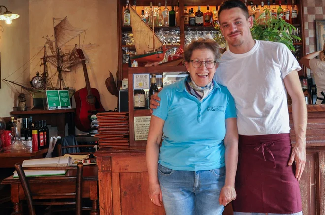 FOTO: Uroš Mencinger Mara je med gosti, sin Marko med lonci.