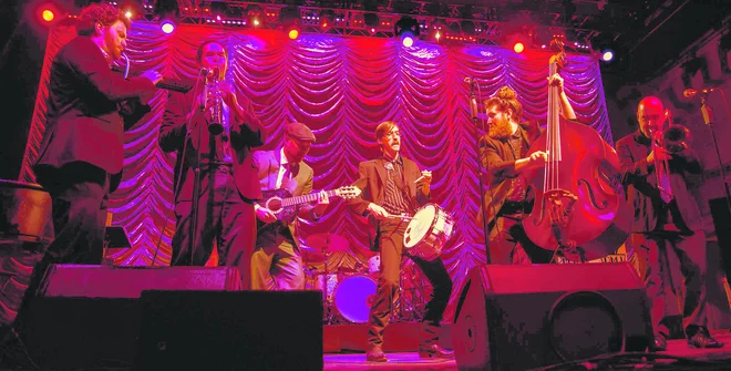 Postmodern Jukebox odeva moderno glasbo v starinska oblačila. FOTO: Ariel Martini