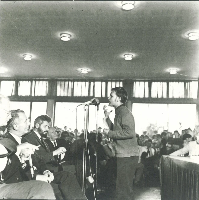 Zborovanje v menzi študentskega doma. FOTO: Tone Stojko