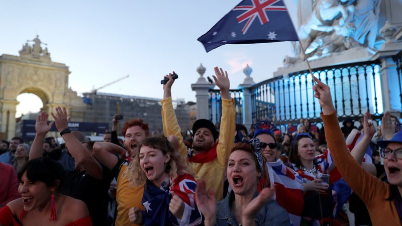 Fotografija: Skupina strokovnjakov je odkrila, da so ljudje štiri odstotke zadovoljnejši s svojim življenjem, če se njihova država uvrsti v finale Evrovizije. FOTO: Rafael Marchante/Reuters