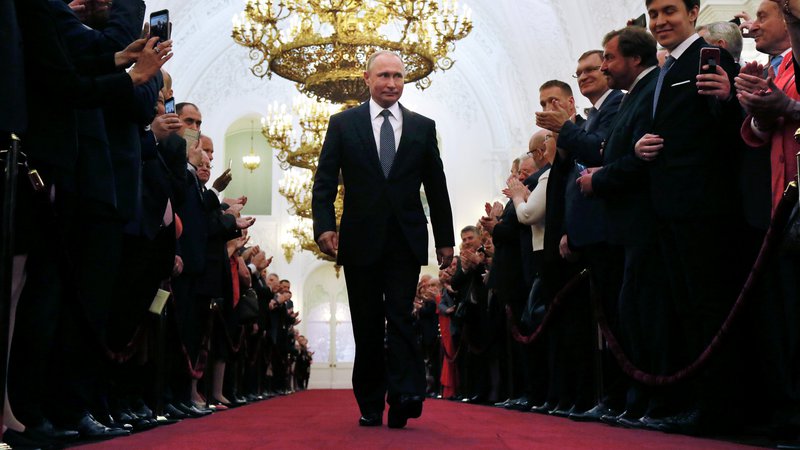 Fotografija: Ruski predsednik Vladimir Putin je v ponedeljek začel četrti predsedniški mandat. Njegova vladavina največji državi sveta bo obsegala leta od 2000 do (najmanj) 2024. FOTO Reuters