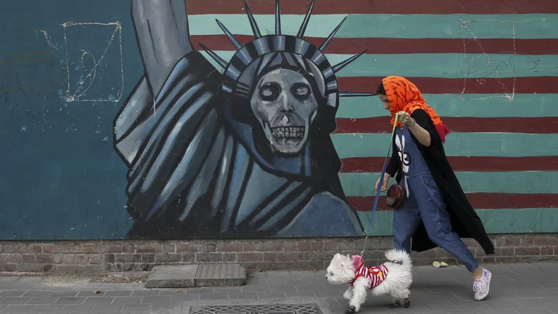 Fotografija: Trump je v torek uresničil svojo predvolilno obljubo in kljub pozivom zavezniških držav sporočil, da se ZDA umikajo iz iranskega jedrskega sporazuma, ki so ga ZDA leta 2015 podpisale skupaj z Veliko Britanijo, Francijo, Nemčijo, Rusijo in Kitajsko. FOTO: Vahid Salemi/AP