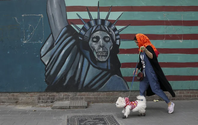 Trump je v torek uresničil svojo predvolilno obljubo in kljub pozivom zavezniških držav sporočil, da se ZDA umikajo iz iranskega jedrskega sporazuma, ki so ga ZDA leta 2015 podpisale skupaj z Veliko Britanijo, Francijo, Nemčijo, Rusijo in Kitajsko. FOTO: Vahid Salemi/AP