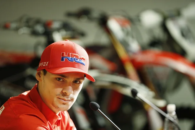 Tim Gajser čeljusti še vedno ne čuti, a je vse bolj suveren. S progo v Kegumsu nista dobra prijatelja. Foto&nbsp;Leon Vidic/Delo