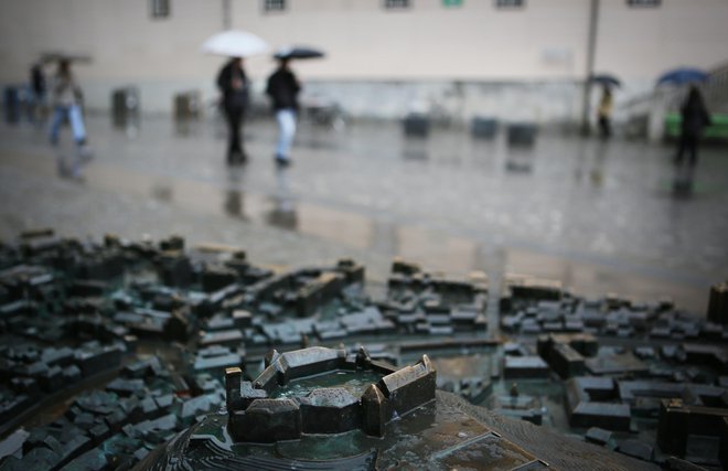Meteorna voda, ki je zalivala objekte, je nekaj nevšečnosti povzročila v Ljubljani, je razvidno s spletne strani uprave za zaščito in reševanje. FOTO: Jože Suhadolnik