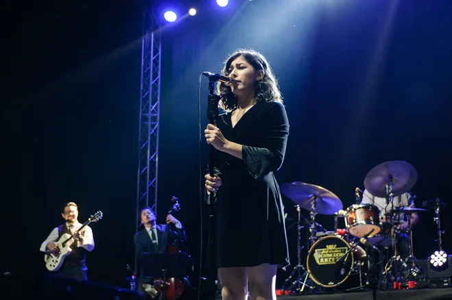 Postmodern Jukebox so ovili občinstvo v ljubljanski hali Tivoli v preteklost, zgradili varno zavetje lepih glasbenih interpretacij in se poklonili času, ki je še nekaj pomenilo, da znaš igrati kak inštrument ter peti. FOTO: Jure Matoz