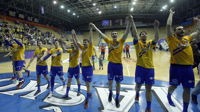 Fotografija: Celjska zasedba, ki je v tej sezoni slavila tudi v pokalnem tekmovanju, je najbolj uspešna slovenska rokometna ekipa vseh časov. FOTO: Blaž Samec/Delo