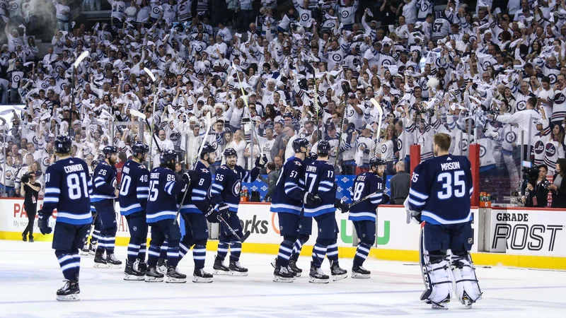 Fotografija: Tribune so ob zmagi Winnipega ponorele. Foto Terrence Lee/Reuters