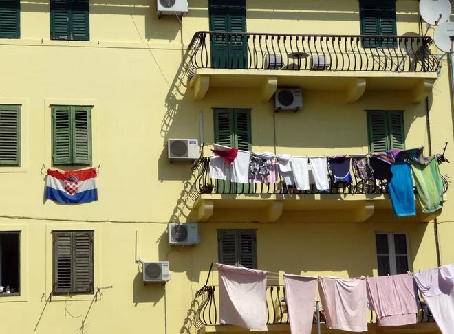 Zakonske spremembe predvidevajo, da bodo v zasebnih apartmajih gostom ob namestitvah lahko ponujali zajtrk. Če bodo želeli ponuditi tudi kosilo in večerjo, pa bodo morali svoje objekte ustrezno opremiti za tovrstne storitve ter registrirati gostinsko podjetje ali obrt. FOTO: Dejan Vodovnik/