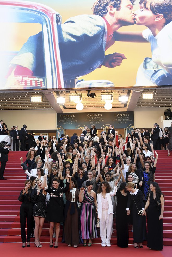 Mednarodni filmski festival v Cannesu je bil v soboto prizorišče protesta 82 filmskih igralk, režiserk in producentk, ki so s skupnim nastopom na rdeči preprogi zahtevale enakopravnost med spoloma. FOTO: Arthur Mola/AP