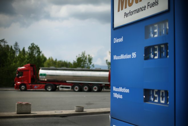 Cene goriv na bencinskih servisih OMV so nekoliko višje kot na Petrolovih. FOTO: Jure Eržen/Delo
