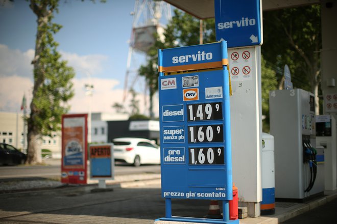 Cena najbolj prodajanih goriv v Italiji je peta najvišja v Evropi. FOTO: Jure Eržen/Delo