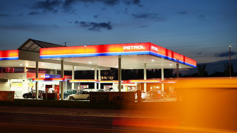 Fotografija: Cena 95-oktanskega bencina je zdaj najvišja po 21. juliju 2015, dizelsko gorivo pa je bilo nazadnje dražje 25. novembra 2014. FOTO: Jure Eržen/Delo