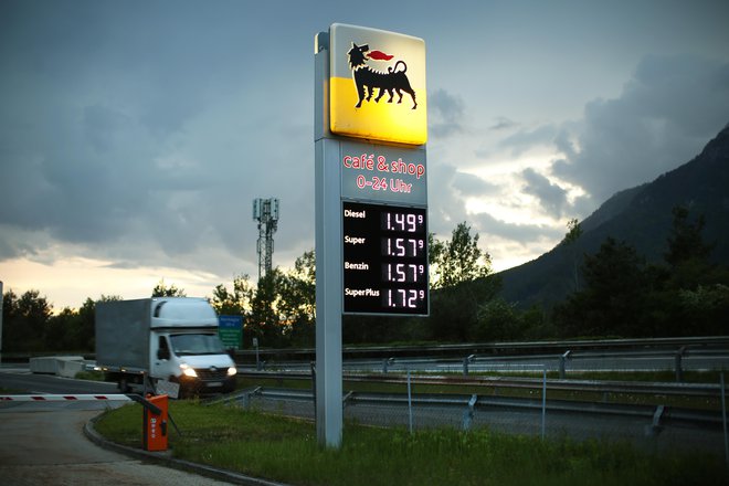 Če hočete privarčevati v Avstriji, ne točite na servisih ob avtocestah. FOTO: Jure Eržen/Delo